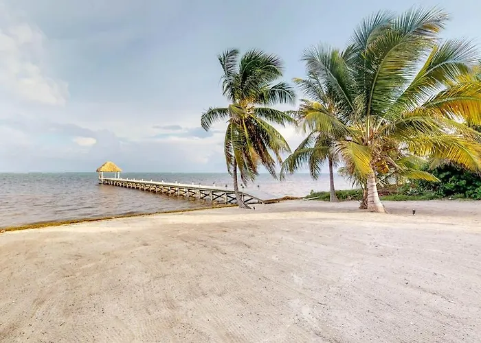 Сasa de vacaciones New Oceanfront W Shared Pool Dock Two Kayaks Partial Ac Wifi San Pedro (Ambergris Caye)